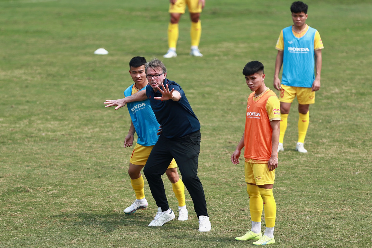 Để nâng cao khả năng kiểm soát bóng, HLV Troussier yêu cầu các cầu thủ đỡ bước một chuẩn xác và làm sao để triển khai bóng lên nhanh nhất có thể mà không bị đối thủ bắt bài. Mỗi khi thấy học trò làm chưa tốt, ông thầy người Pháp dừng tình huống bóng để sửa cho cầu thủ.