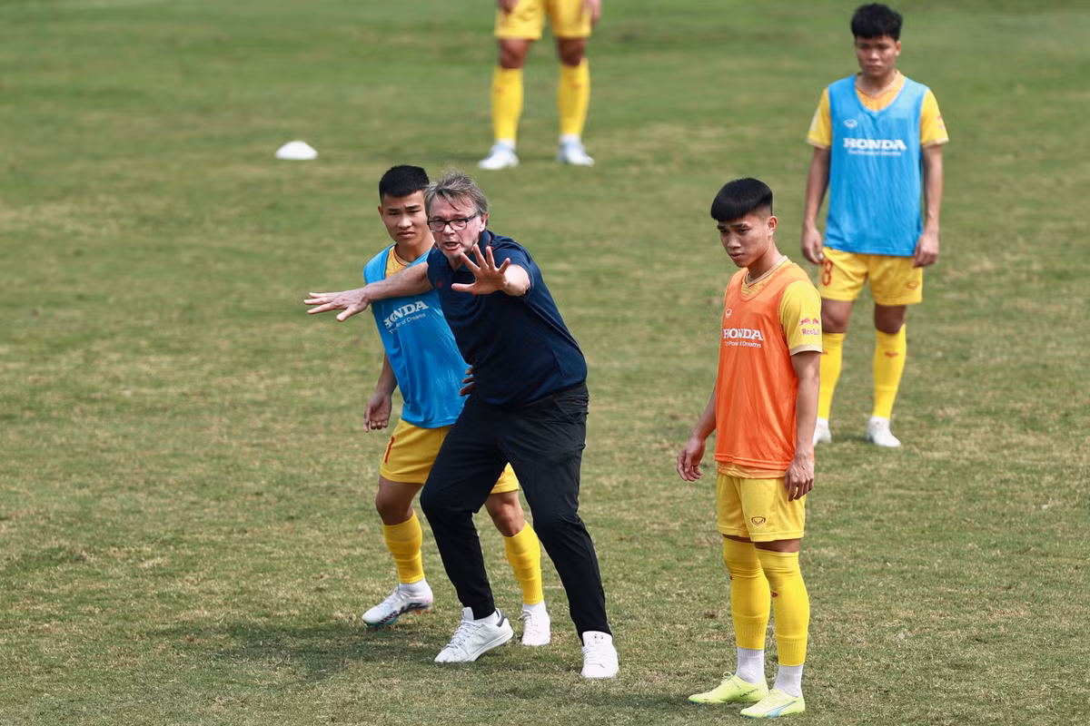 Để nâng cao khả năng kiểm soát bóng, HLV Troussier yêu cầu các cầu thủ đỡ bước một chuẩn xác và làm sao để triển khai bóng lên nhanh nhất có thể mà không bị đối thủ bắt bài. Mỗi khi thấy học trò làm chưa tốt, ông thầy người Pháp dừng tình huống bóng để sửa cho cầu thủ.