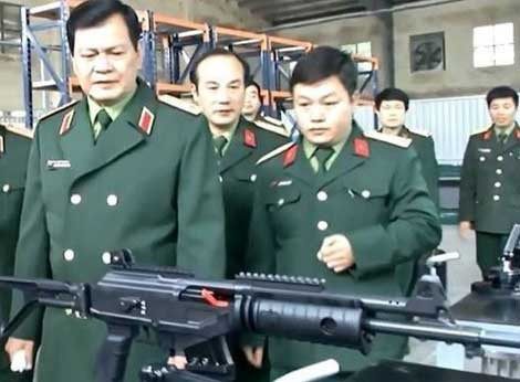 Đoàn công tác Bộ Quốc phòng Việt Nam thăm nhà máy sản xuất súng trường Galil ACE.