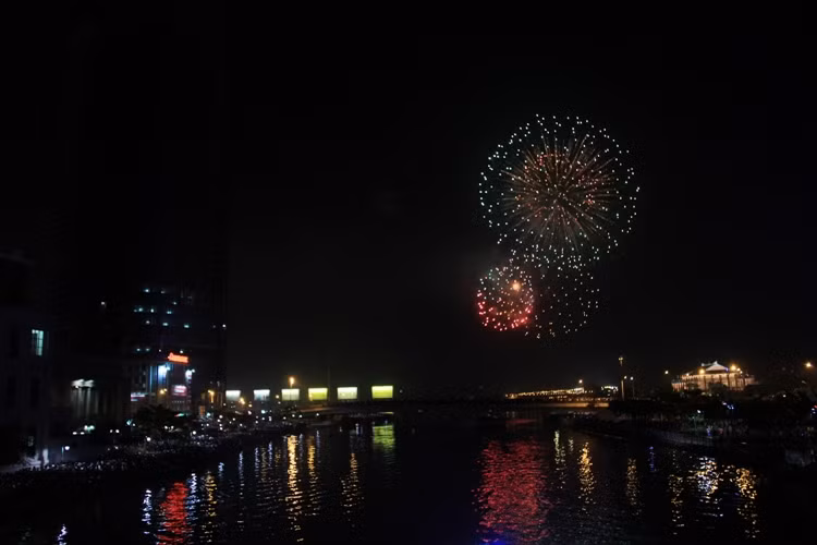 Đúng 0h, bầu trời thành phố sáng rực pháo hoa...