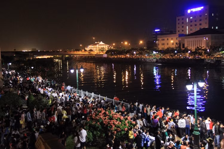 Hàng trăm ngàn người đứng dọc 2 bên bờ Kênh đẹp nhất TP HCM để chờ xem pháo hoa.
