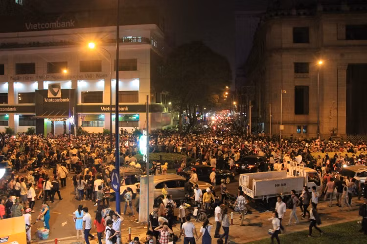 Gần 2h sáng, biển người vẫn đông.