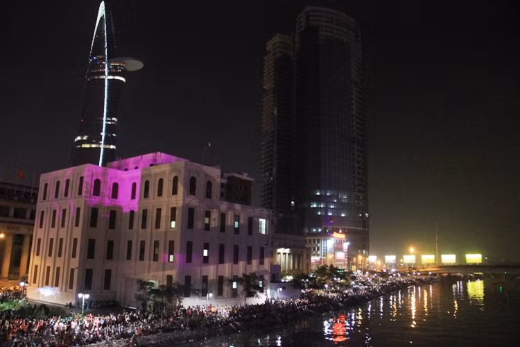 Ước tính có khoảng nữa triệu người có mặt tham gia lễ hội TP mừng năm mới.