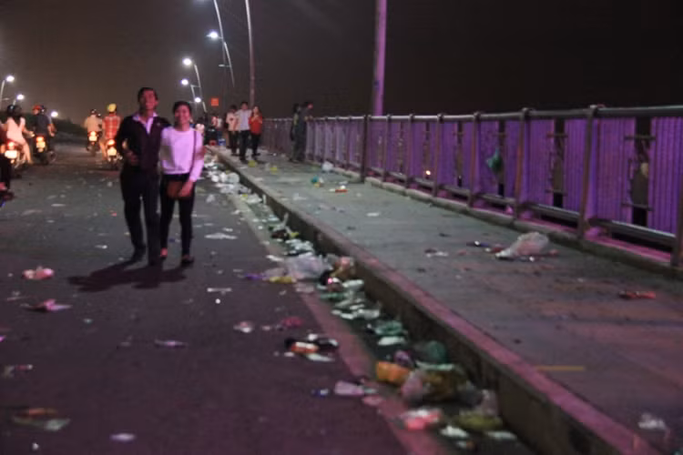 Hậu giao thừa, rác ngập thành phố.