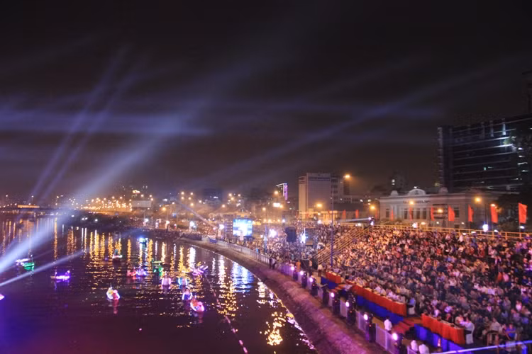 Hình ảnh tái hiện sông nước trên bên dưới thuyền của vùng đất Phương Nam.