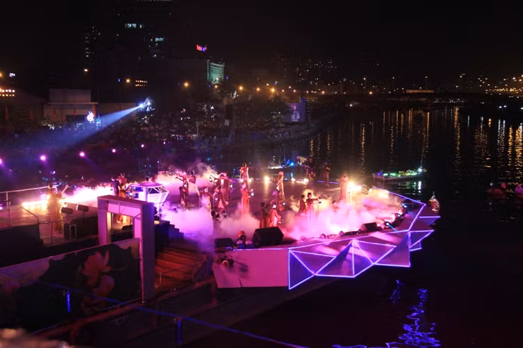 Lễ hội chào đón năm mới 2014 của TP HCM đầy màu sắc khiến người dân mãn nhãn.