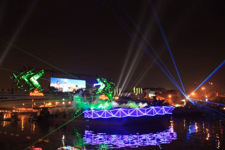 TP HCM tổ chức Lễ hội đón chào năm mới 2014 trên dòng kênh Tàu Hủ- Bến Nghé dọc đại lộ Võ Văn Kiệt.