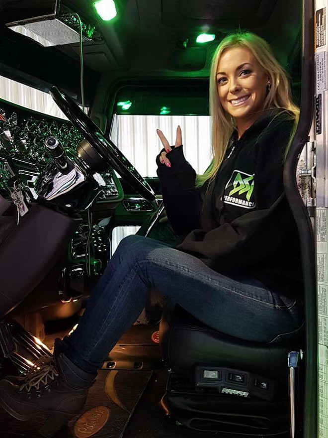 Co gai tung duoc khen la tai xe xe tai dep nhat the gioi gio ra sao-Hinh-4