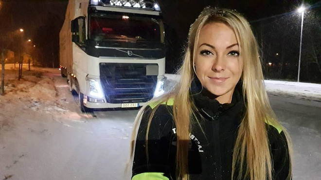 Co gai tung duoc khen la tai xe xe tai dep nhat the gioi gio ra sao-Hinh-3