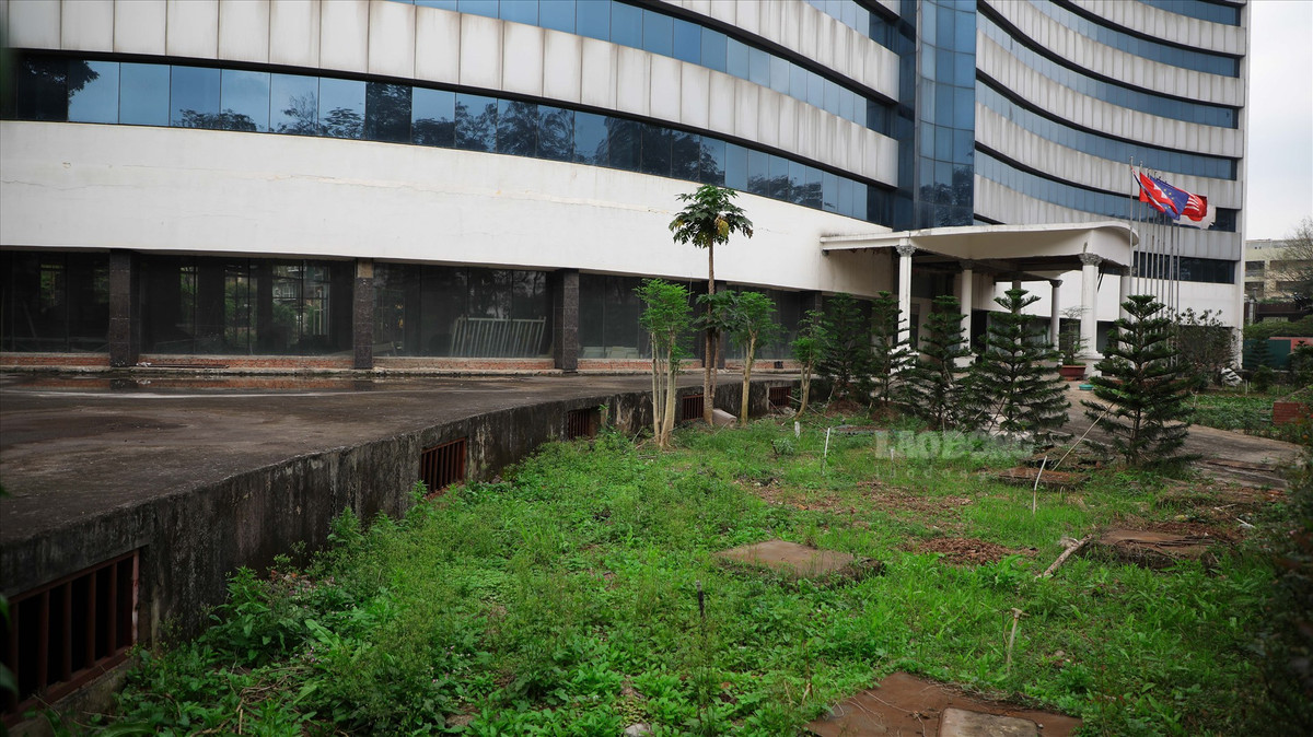 Bệnh viện này được cấp phép vào năm 1997, có tổng vốn 50 triệu USD, do tập đoàn Keystone Invest (Hoa Kỳ) làm chủ đầu tư. Bệnh viện từng được kì vọng là bệnh viện quốc tế 5 sao, với trang thiết bị hiện đại, phục vụ nhu cầu khám chữa bệnh của người dân Thủ đô. Tuy nhiên, sau hơn 20 năm, nơi đây vẫn hoang vắng và ngổn ngang gạch đá.