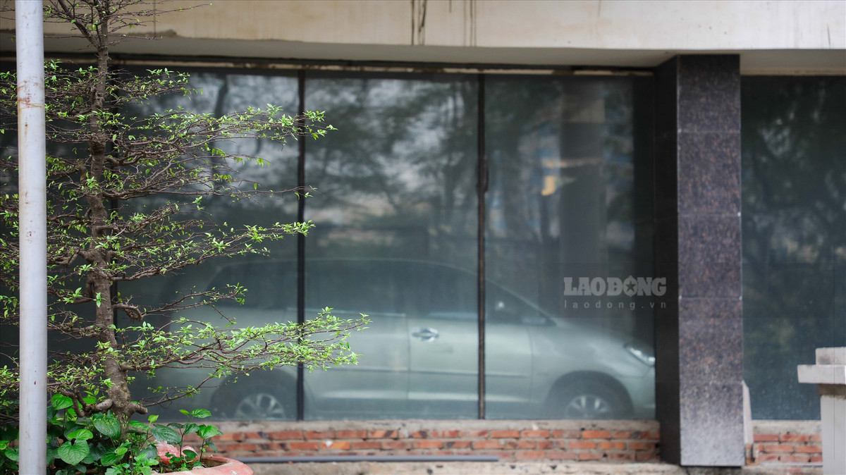 Mặc dù bỏ hoang nhiều năm nay, nhưng theo ghi nhận của phóng viên Báo Lao Động, bên trong bệnh viện vẫn có người trông coi. Tầng 1 của bệnh viện vẫn có ôtô đậu, đỗ.