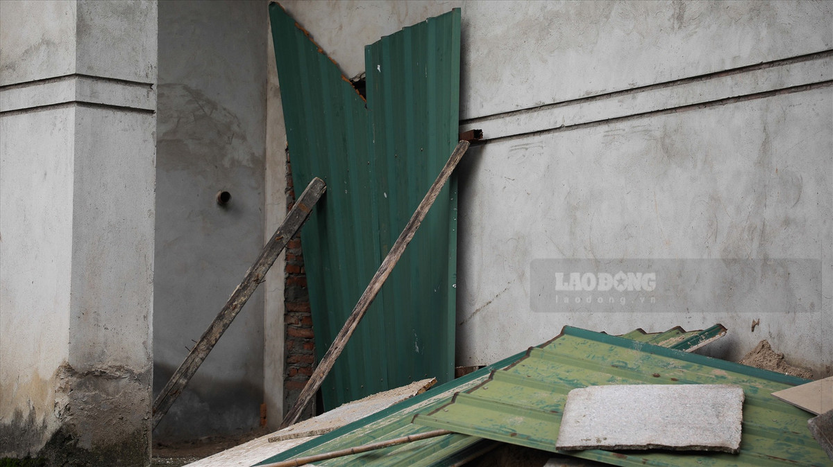 Một số vị trí được chắp vá bằng các mái tôn thừa.