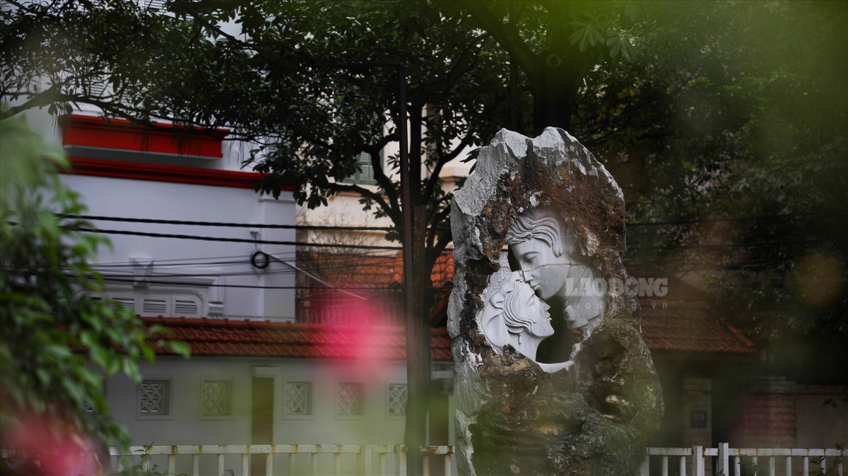 Theo thời gian, những bức tượng trong khuôn viên bệnh viện trở nên cũ kỹ, phủ đầy rêu.