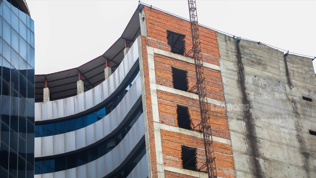 Nhiều hạng mục của bệnh viện vẫn chưa hoàn thiện. Biển hiệu tên bệnh viện cũng rụng rơi sau thời gian dài bỏ hoang.