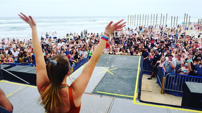 Nhưng Florida không phải là nơi duy nhất đông đúc trong kì nghỉ xuân. Đảo South Padre, Texas vẫn "vô cùng nhộn nhịp". Marissa, một cư dân địa phương, nói: "Không có gì thay đổi kể từ đại dịch Covid-19". Ảnh: Twitter.