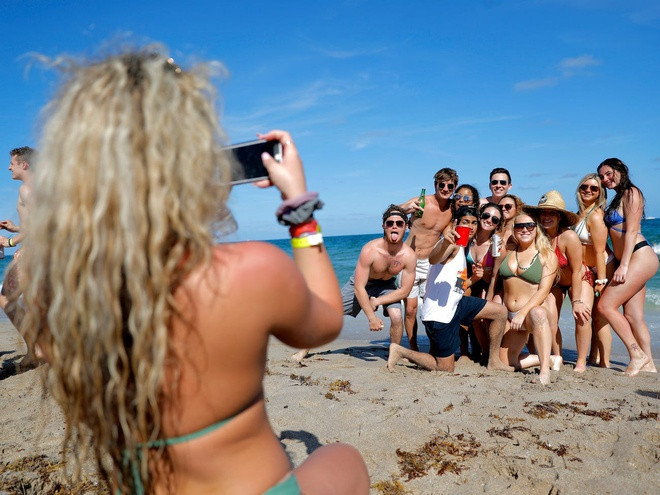 Chính quyền thành phố Panama (Florida) vẫn chưa đưa ra lệnh cấm, khiến các bãi biển tại đây vẫn đông khách du lịch. Jawontae Rodgers, một sinh viên 21 tuổi, trả lời trang tin địa phương WFSU: "Đại dịch thì thật đáng sợ, nhưng chúng ta chỉ sống một lần thôi. Hãy cứ tận hưởng". Ảnh: AP.