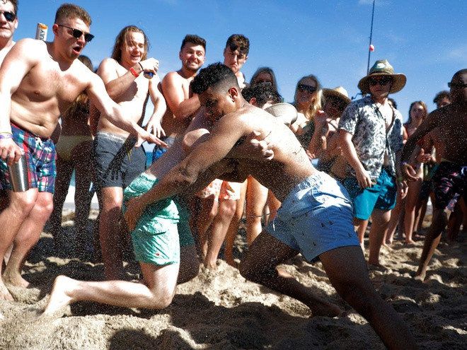 Ngày 16/3, các bãi biển tại thành phố Clearwater, bang Florida, vẫn rất đông sinh viên tụ tập. Các video được đăng tải trên mạng xã hội nhận nhiều phản ứng trái chiều. Không ít người yêu cầu chính quyền các bang phải có các biện pháp quản lý chặt hơn. Ảnh: AP.