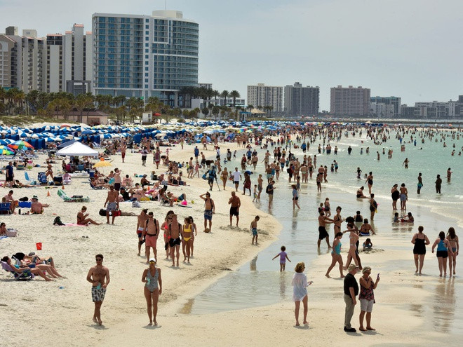 Thành phố Clearwater thông báo sẽ đóng cửa các bãi biển từ ngày 23/3. Thị trưởng thành phố George Cretekos nói: "Tôi không muốn người dân đi về nhà và nói tôi nhiễm bệnh vì nghỉ lễ tại bãi biển Clearwater". Ảnh: Reuters.