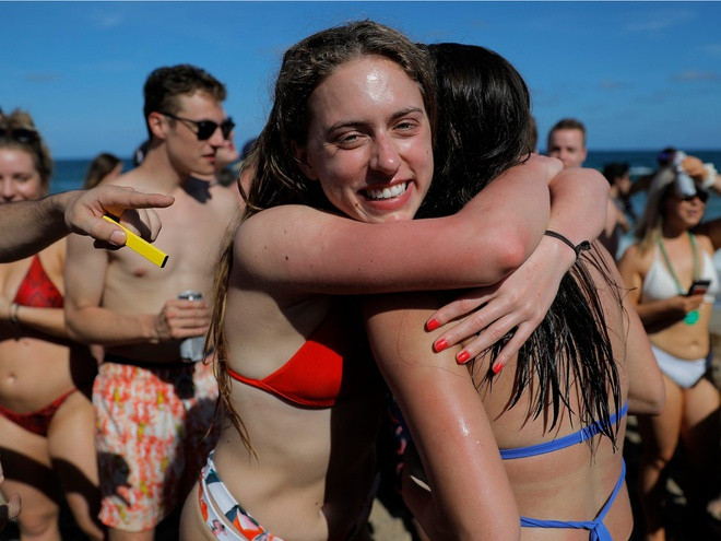 Các sinh viên vẫn đang tận hưởng các bữa tiệc ở bãi biển Daytona (Florida), nơi chính quyền địa phương mở cửa bãi biển. Các bãi biển này chỉ bị đóng cửa khi số người vượt tầm kiểm soát của thành phố. Ảnh: AP.