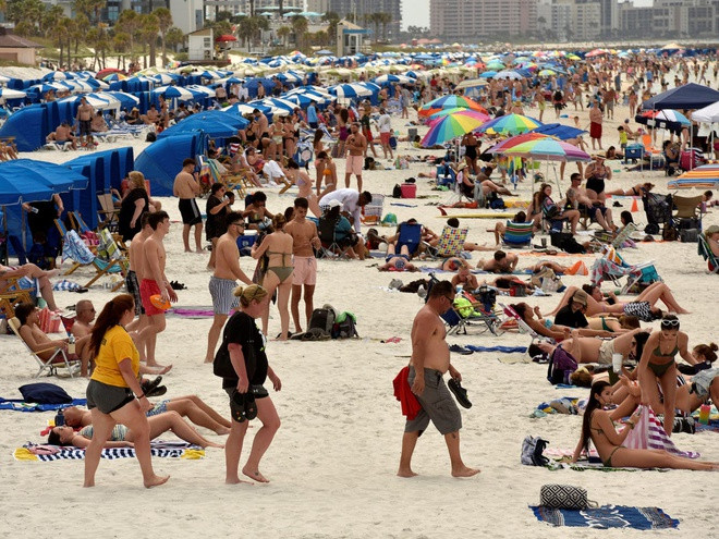 Ngày 17/3, các quan chức thành phố Clearwater cho biết sẽ đóng cửa cầu cảng 60 và dừng bữa tiệc nghỉ xuân. Tuy nhiên, bãi biển vẫn được mở cửa cho công chúng. Ảnh: Reuters.