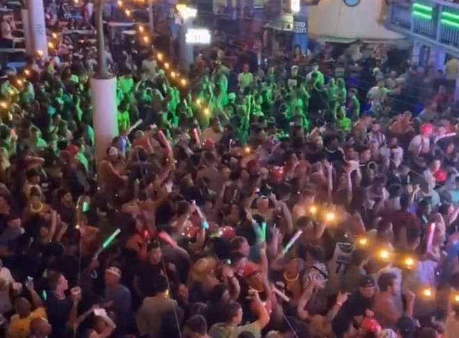 Clayton Brashear, chủ một quán bar nổi tiếng tại South Padre nói: "Một lượng lớn du khách Texas đang đổ về đây khi các trường đại học cho sinh viên nghỉ xuân. Số lượng khách giảm hơn một năm một chút, nhưng nhìn chung tình hình kinh doanh của chúng tôi vẫn tốt". Ảnh: Twitter.