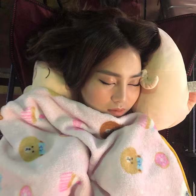 Ninh Dương Lan Ngọc lộ ảnh bị chụp lén, mặt mộc chưa chỉnh sửa cũng gây ngỡ ngàng - Hình 10 Ninh Duong Lan Ngoc lo anh bi chup len, mat moc chua chinh sua cung gay ngo ngang-Hinh-10