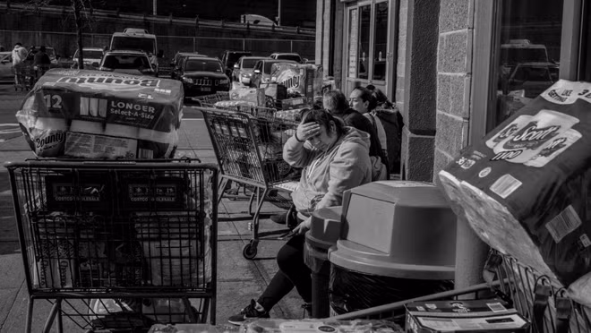 Khách hàng tích trữ đồ dùng thiết yếu tại một cửa hàng Costco ở Brooklyn.