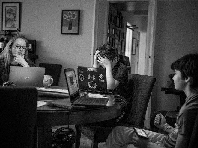 Các văn phòng và trường học bị đóng cửa và phải hoạt động trực tuyến. Ở Kips Bay, một nhóm học sinh lớp 5 thất vọng vì những trận bóng rổ của chúng bị hủy bỏ.