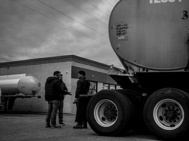 Ngược lại với khung cảnh hoang lạnh ở những nơi khác, siêu thị và trạm xăng khá đông đúc.