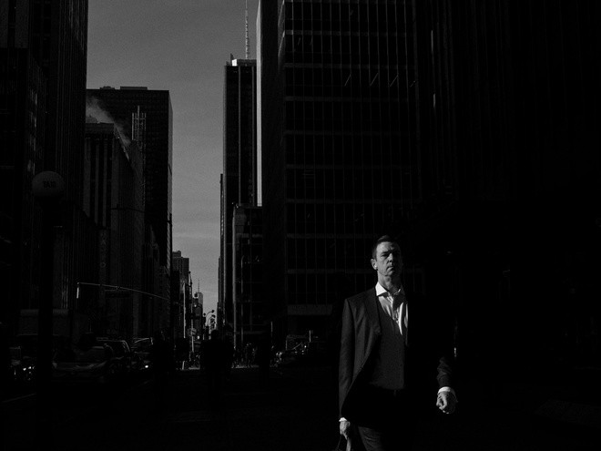 Một vài nhân viên đi bộ trên đại lộ số 6.