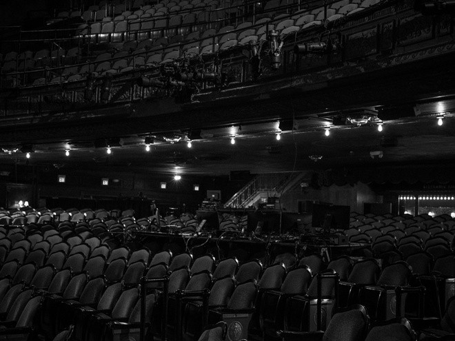 Broadway đóng cửa các rạp hát theo lệnh của chính phủ.