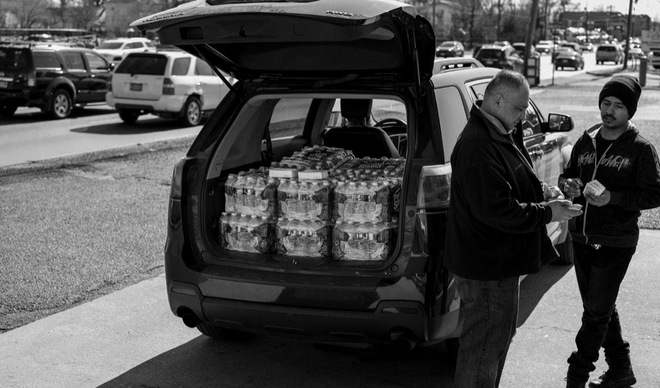 Tony Tejena sống tại Linden (New Jersey, Mỹ) đang đổ xăng cho chiếc xe của mình sau khi tích trữ số lượng lớn nước uống đóng chai.