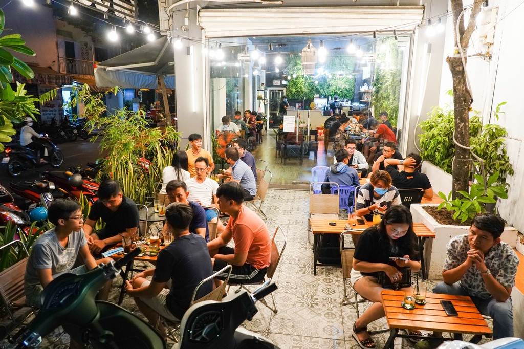 Tại một quán cà phê trên đường Lũy Bán Bích (quận Tân Phú) với diện tịch nhỏ, chật hẹp nhưng lại có đến hàng chục khách ra vào, ngồi san sát nhau, không tuân theo quy định khoảng cách an toàn 2 mét.