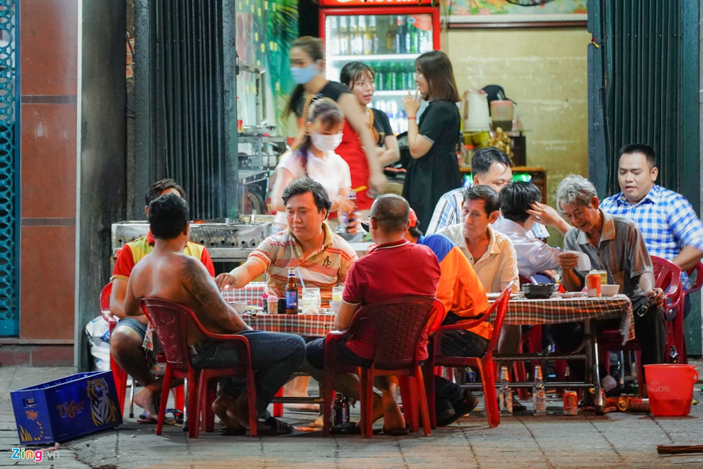 Tương tự, khoảng 20h cùng ngày, một số quán nhậu trên đường Võ Văn Kiệt (quận 1) cũng là nơi thu hút các dân nhậu đổ về.