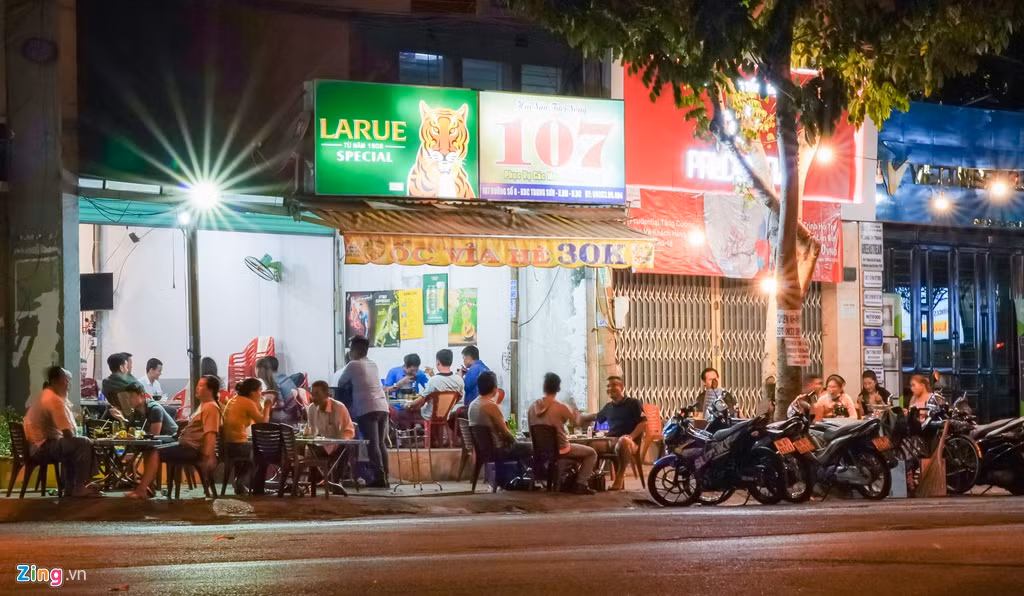 Từ 18h ngày 24/3, TP.HCM đã quy định về việc phải tạm dừng hoạt động các cơ sở kinh doanh dịch vụ ăn uống, nhà hàng, quán nhậu (công suất phục vụ 30 người trở lên) trên địa bàn để phòng dịch Covid-19. Tuy nhiên, tại các tuyến đường vẫn còn nhiều cửa hàng bất chấp lệnh cấm, mở cửa kinh doanh đón lượng lớn thực khách.