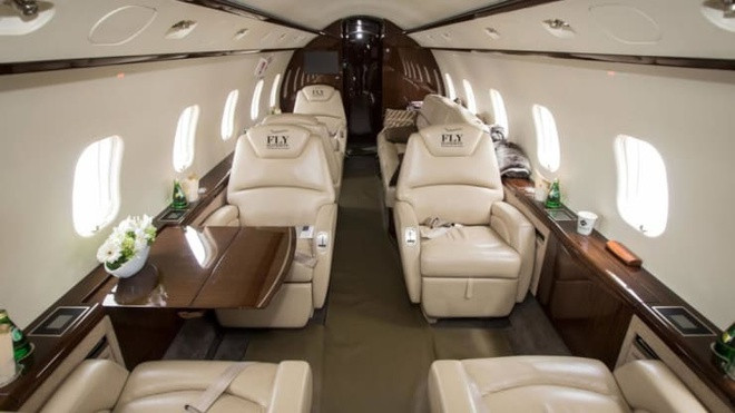 Một số gia đình giàu có trốn dịch bằng cách đi nghỉ dài ngày trên các phi cơ tư nhân, du thuyền xa xỉ. Christopher Williams - CEO của FlyEliteJets, một công ty chuyên cung cấp dịch vụ du lịch bằng máy bay tư nhân - cho biết lượng khách hàng trong tháng 3 tăng vọt. Ảnh: FlyEliteJets.