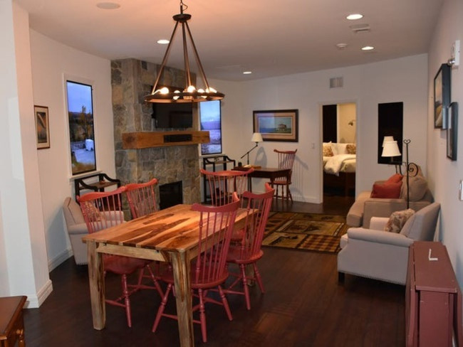 Những căn hộ dưới hầm của Survival Condo có giá từ 500.000 USD đến 2,4 triệu USD, được trang bị đầy đủ nội thất cao cấp cần thiết. Ngoài ra, Survival Condo còn cung cấp những tiện nghi xa xỉ như hồ bơi và phòng tập thể dục. Ảnh: Survival Condo.