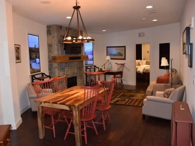 Những căn hộ dưới hầm của Survival Condo có giá từ 500.000 USD đến 2,4 triệu USD, được trang bị đầy đủ nội thất cao cấp cần thiết. Ngoài ra, Survival Condo còn cung cấp những tiện nghi xa xỉ như hồ bơi và phòng tập thể dục. Ảnh: Survival Condo.