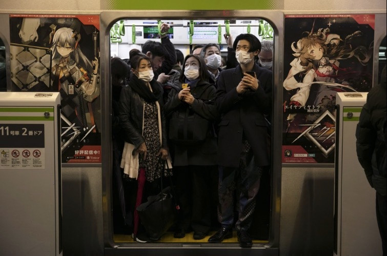 Trong thời đại dịch Covid-19, dù hàng triệu người không phải tới chỗ làm hay trường học song có những người vẫn phải dùng tàu, xe buýt để di chuyển nên họ phải làm mọi cách có thể để giảm thiểu nguy cơ.