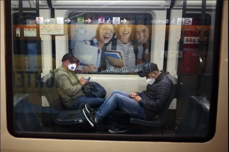 Giới chức phụ trách giao thông đang cố đảm bảo an toàn cho các hành khách. Tại Rio de Janeiro, các binh sĩ mặc đồ bảo hộ vàng choé từ đầu tới chân đứng chờ sẵn ở sân ga rồi khi tàu đến, họ bắt đầu phun khử trùng các toa tầu. Tại Medan, Indonesia, một công nhân đi khắp các toa phun khử trùng.