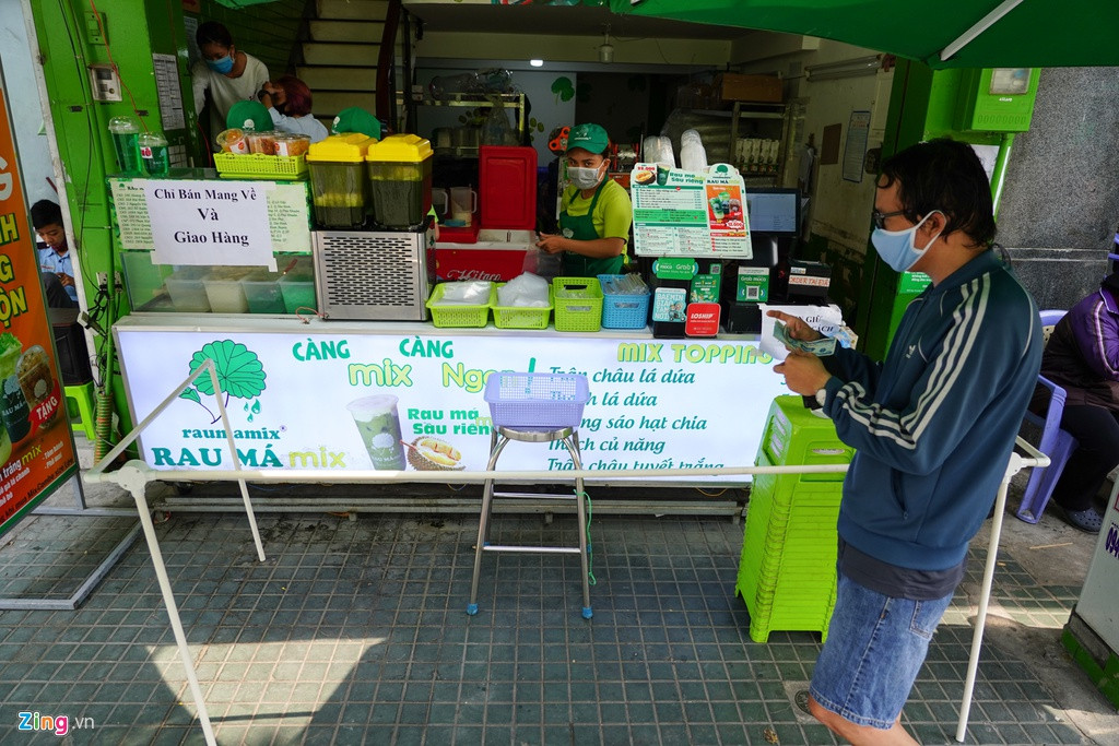 Tại một quán rau má trên đường Phan Xích Long cũng có cách tương tự, nhưng không phải một cái cần câu mà là một chiếc rổ được ghép cùng một ống nhựa dài.