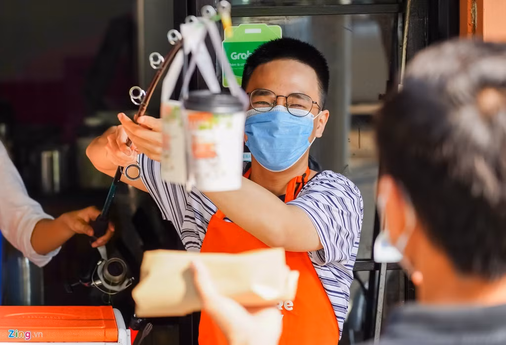 Hang quan o TP.HCM dung can cau thu tien, giao hang de tranh Covid-19-Hinh-2