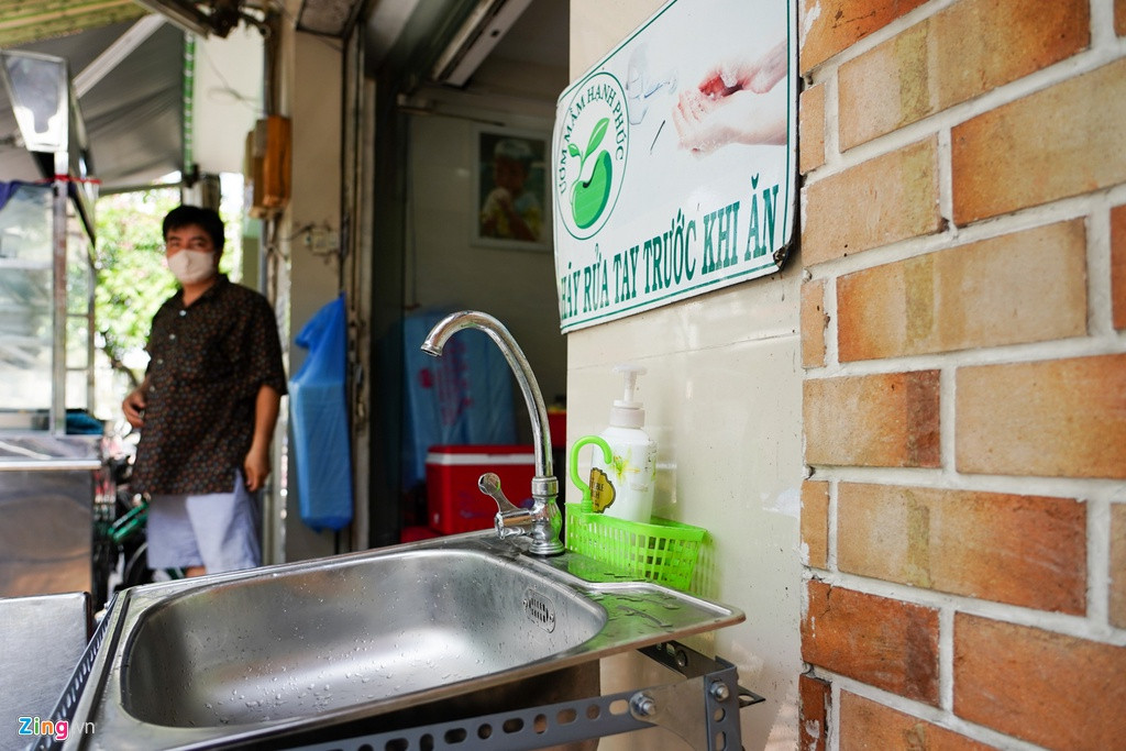 Quán cũng chuẩn bị sẵn một bồn nước trước cửa, anh Hòa cũng luôn dặn người dân đến mua cơm phải rửa tay kỹ trước khi nhận cơm.