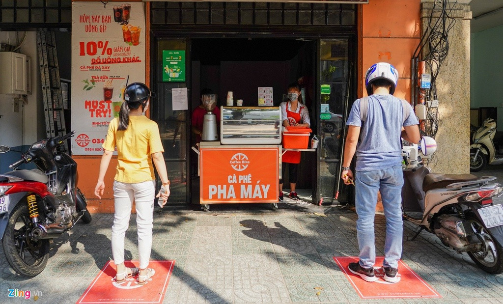 Hang quan o TP.HCM dung can cau thu tien, giao hang de tranh Covid-19