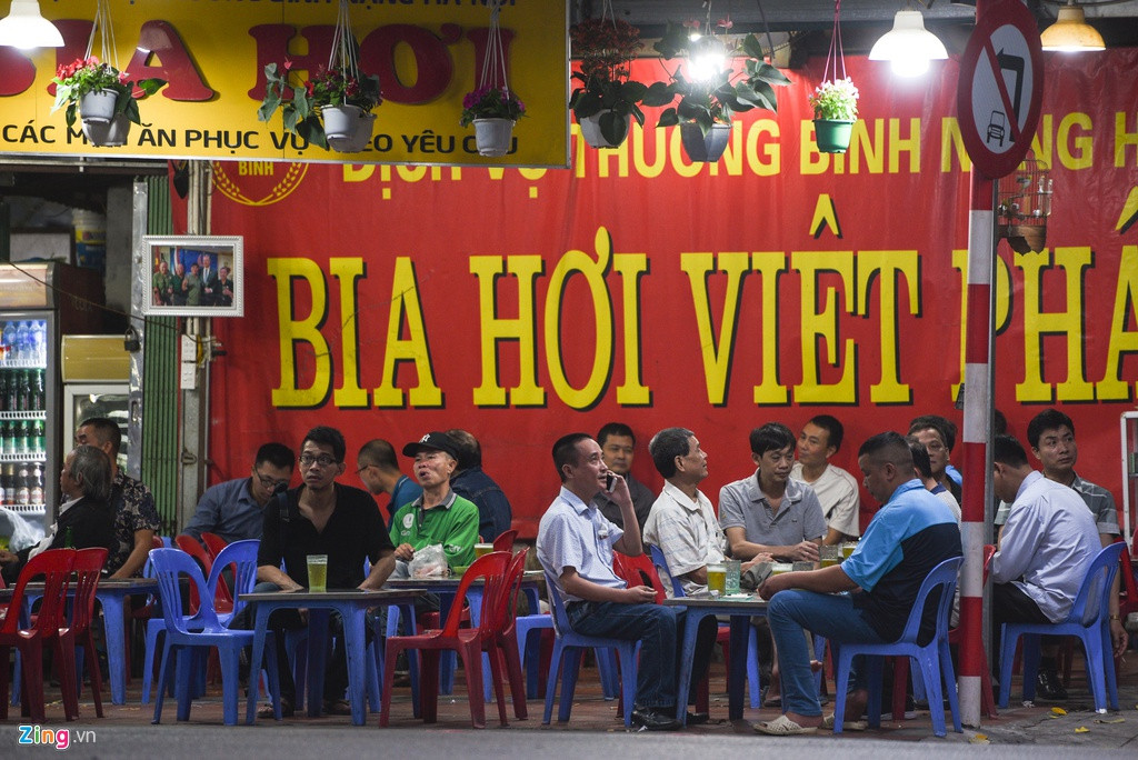 Chiều tối 25/3, các quán bia hơi trên đường Lê Văn Linh (Hoàn Kiếm, Hà Nội) vẫn tấp nập dân nhậu, bất chấp việc cùng ngày, TP đã ra văn bản yêu cầu người dân thay đổi mạnh mẽ các thói quen, nếp sinh hoạt để thích ứng với các yêu cầu phòng chống dịch Covid-19 trong giai đoạn hiện nay. Việc đi uống bia hàng ngày đã thành thói quen của không ít cánh đàn ông ở Hà Nội.