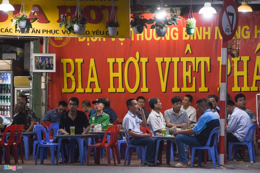 Chiều tối 25/3, các quán bia hơi trên đường Lê Văn Linh (Hoàn Kiếm, Hà Nội) vẫn tấp nập dân nhậu, bất chấp việc cùng ngày, TP đã ra văn bản yêu cầu người dân thay đổi mạnh mẽ các thói quen, nếp sinh hoạt để thích ứng với các yêu cầu phòng chống dịch Covid-19 trong giai đoạn hiện nay. Việc đi uống bia hàng ngày đã thành thói quen của không ít cánh đàn ông ở Hà Nội.