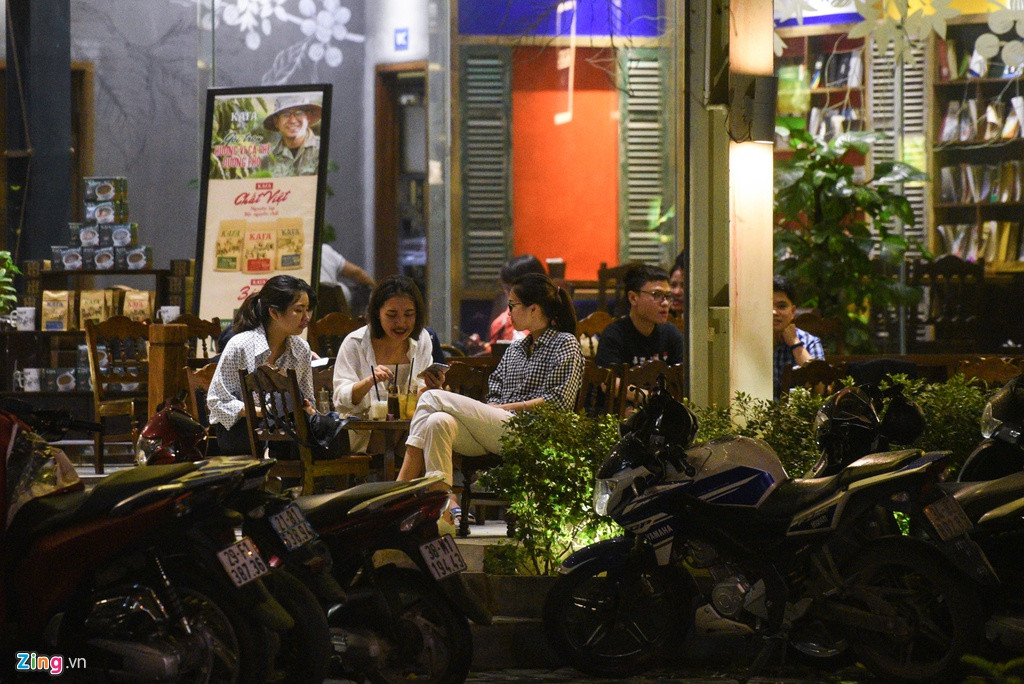 Một số quán cafe trên đường Nguyễn Văn Huyên (Cầu Giấy) khá đông khách, hầu như không ai đeo khẩu trang. Đa phần khách là các bạn trẻ.