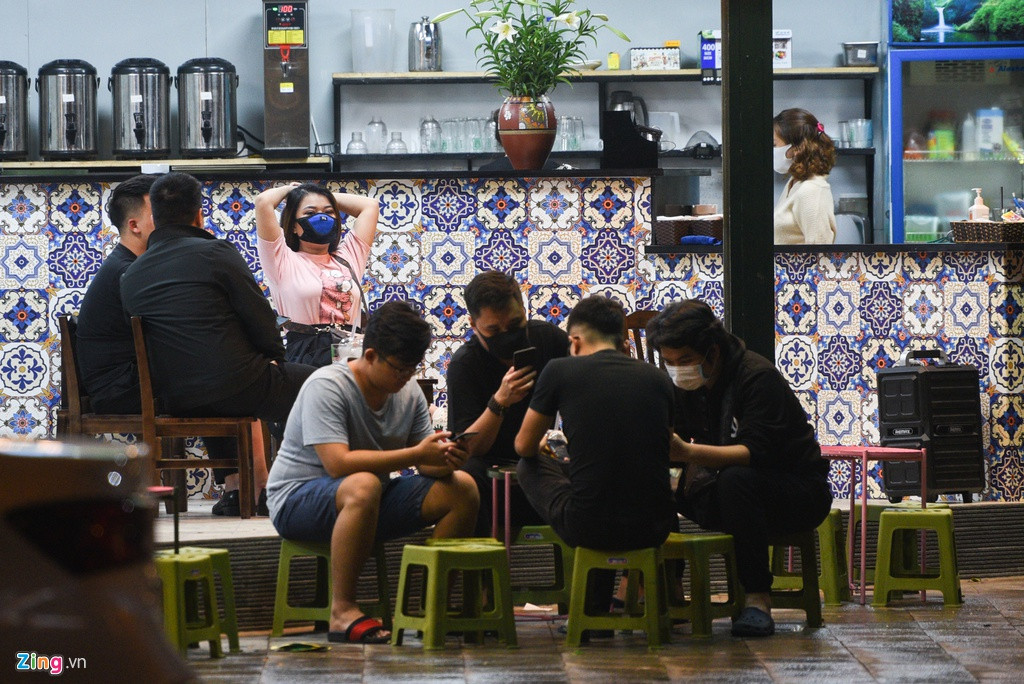 “Hiện nay, thành phố tiềm ẩn nhiều rủi ro lớn, cửa an toàn khép dần lại, nhưng nếu mọi người nghiêm túc thực hiện các khuyến cáo thì không có điều kiện để dịch bệnh lây lan”, Chủ tịch Nguyễn Đức Chung nhấn mạnh trong cuộc họp Ban chỉ đạo, phòng chống dịch Covid-10 Hà Nội ngày 25/3.