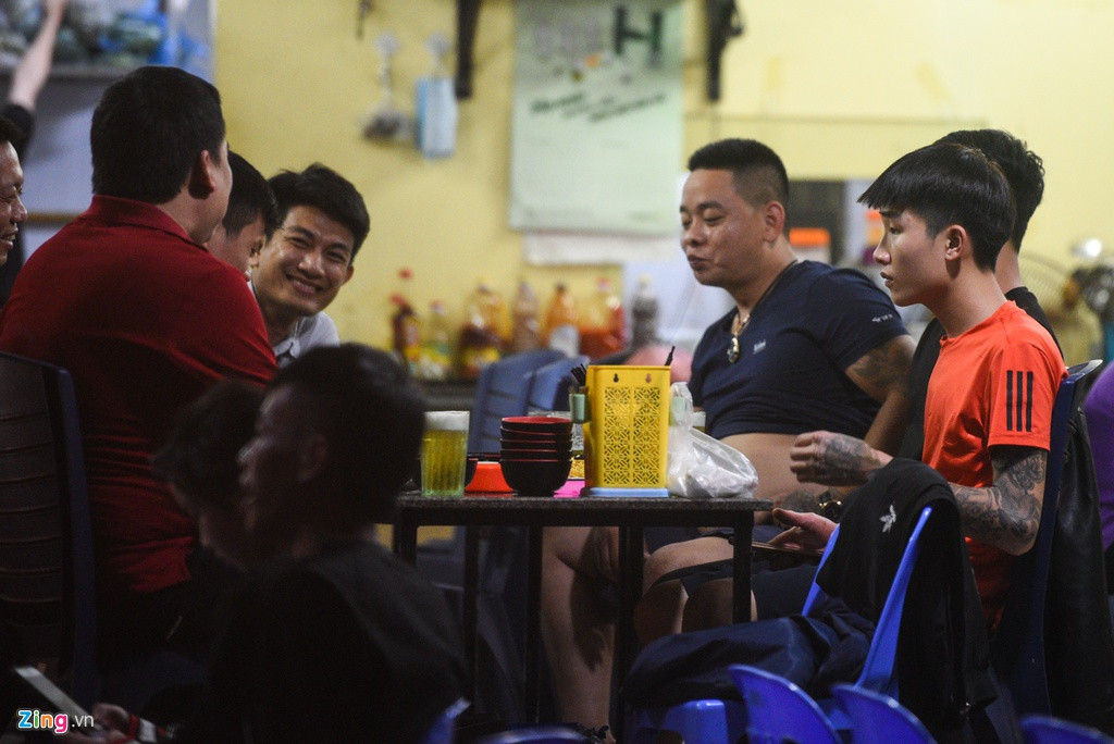 Một chủ cửa hàng bia hơi tại phố Mai Anh Tuấn cho biết khoảng thời gian từ Tết đến bây giờ quán anh vẫn hoạt động khá ổn. Tuy nhiên, vài ngày gần đây Hà Nội liên tiếp ghi nhận những ca nhiễm Covid-19 mới thì khách giảm đáng kể. Anh chia sẻ nếu chính quyền phường Thành Công yêu cầu cửa hàng đóng cửa thì anh sẵn sàng tuân thủ.