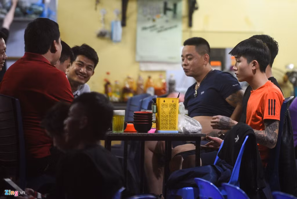 Một chủ cửa hàng bia hơi tại phố Mai Anh Tuấn cho biết khoảng thời gian từ Tết đến bây giờ quán anh vẫn hoạt động khá ổn. Tuy nhiên, vài ngày gần đây Hà Nội liên tiếp ghi nhận những ca nhiễm Covid-19 mới thì khách giảm đáng kể. Anh chia sẻ nếu chính quyền phường Thành Công yêu cầu cửa hàng đóng cửa thì anh sẵn sàng tuân thủ.